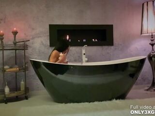 Only3x girls presents - gowyja shalina devine romantic göte sikişmek toying at the bathtub - scene by only3x