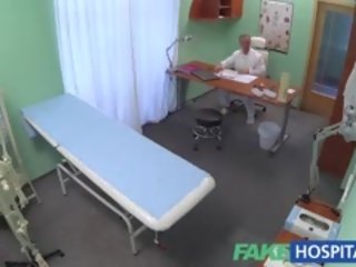 Fakehospital médico solves mojada coño problema