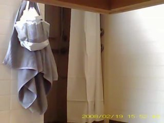 スパイ 魅惑的な 19 年 古い 女性 シャワー で 寮 バスルーム