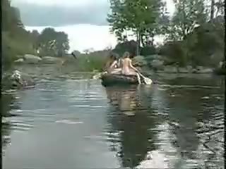 Drie super meisjes naakt meisjes in de oerwoud op boot voor manhood hunt