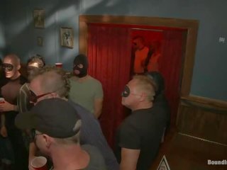Zachytil gombík je brutally použitý v a bar plný na concupiscent maskovaný muži