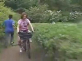 Japonské dcéra masturbated zatiaľ čo jazdenie a specially modified sex film bike!