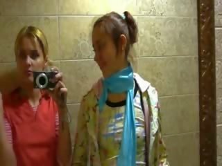 Lakuriq ruse princeshë në disco tualet