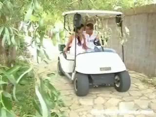 Un ragazza e suo tesoro siamo guida in giro in un golf carrello. improvvisamente essi stop e il ragazzo va ahead a toccare il ragazza su,