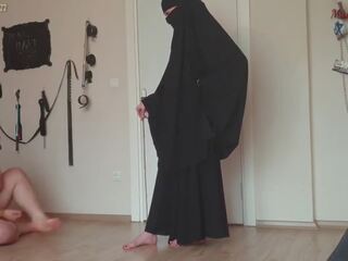 Muzułmański nastolatek canes tłusta niewolnik