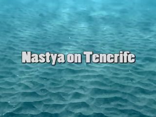 매력적인 nastya 수영 나체상 에 그만큼 바다