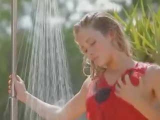 Energický madonna miluje wetting sebe s a sprchový
