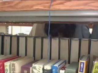 Muda gadis meraba dalam perpustakaan