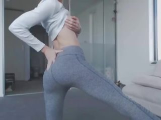 Terrific 金發 青少年 脫衣舞 同 完美 奶 和 不錯 屁股 在 yogapants