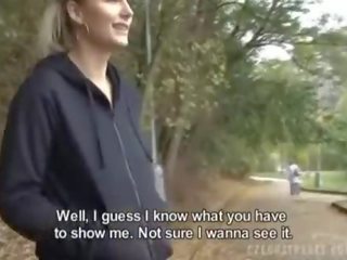 Čekiškas mėgėjiškas jogging deity gauna dalis šūdas už grynieji