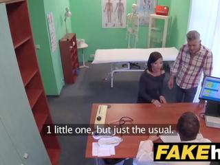 Fälschen krankenhaus tschechisch medizinisch person spritzt ab über sexuell aroused betrügen ehefrauen eng muschi