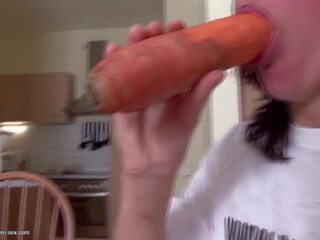 I rritur nënë fucks të saj pidhi me carrot dhe pissed në