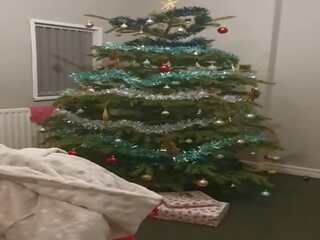Äitipuoleni auttaa poikapuoli ääliö pois päällä joulu puu