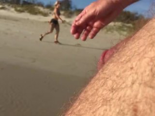 Δημόσιο παραλία επιδειξίας γυμνός ανέγερση