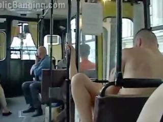 Ακραίο δημόσιο xxx ταινία σε ένα πόλη λεωφορείο με όλα ο passenger κοιτώντας ο ζευγάρι γαμώ