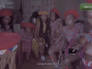 유방을 드러낸 아프리카의 소녀 준비 용 ritual 댄스: 고화질 x 정격 영화 cb
