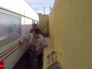 Castigada en el rincón de follar. en la calle en público con pengintip/voyeur spycamgui023