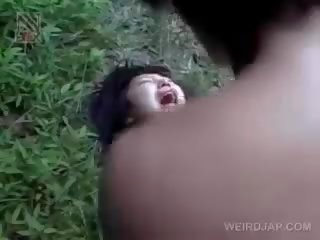 Fragile asyano bata babae pagkuha brutally fucked panlabas