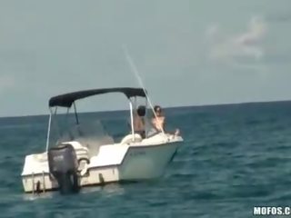 Dua kanak-kanak perempuan pada yang kapal layar spied pada dan terbentur