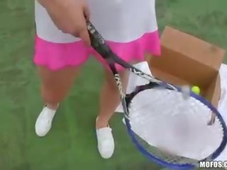 Rödhårig tennis cookie tar hämnas på henne älskare