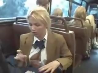 Blondin baben suga asiatiskapojke adolescents sticka på den tåg