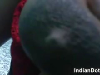 Charmig indisk fågelunge mjölk henne brösten