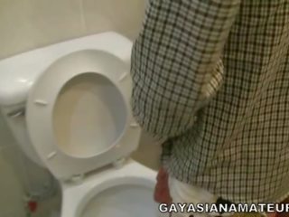 Asian Pee adolescent