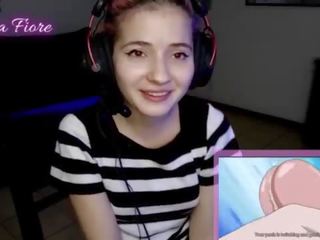 18yo youtuber krijgt passioneel toekijken hentai gedurende de stroom en masturbeert - emma fiore