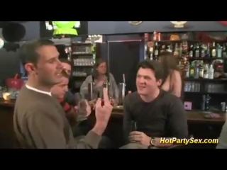Grupong pakikipagtalik sa isang tao sa ang cocktail bar