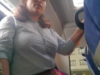 Voyeur verleidt milf naar suck&jerk zijn lid in bus: amateur seks film prestatie. expressiagirl