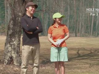 Golf prostitútka dostane teased a krémový podľa dva striplings