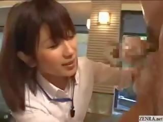 Timid japonez employee dă afară handjobs la groovy spring
