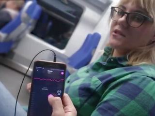 Remote kontroll min orgasme i den tog / offentlig hunn orgasme
