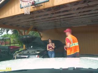 Roadside - Latina wife has dirty video with her mechanic outside