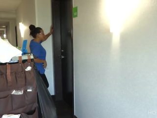 ঘর সেবা! empleada es seducida por huésped mientras limpiaba এল cuarto