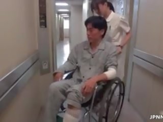 Atractivo asiática enfermera va loca