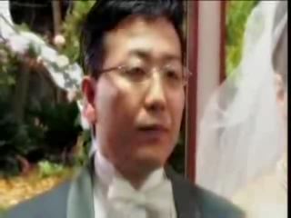 Japonais jeune mariée baise par en droit sur mariage jour