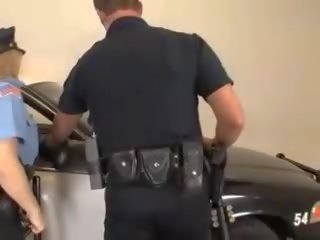 Джонсън гладен полицай рейчъл любов е pricked на тя patrol кола нагоре тя мокри грабване