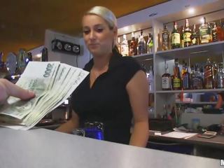 Bartender devine inpulit în pub