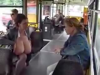 Hatalmas nagy cicik drágám fejés -ban a nyilvános tram