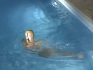 Două ud encased lucios ciorapi libidinous lesbiene joc în piscina - nilon masca