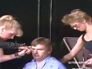 Bir bbw lezbiyen herkese açık çıplaklık haircut