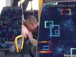 Xxx ταινία και επιδειξίας ζευγάρι επί δημόσιο λεωφορείο