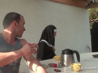 젊은 프랑스의 수녀 항문 성교 에 삼인조 와 papy 뱃사공