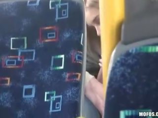 Adolescent palabas a pareha pagkakaroon malaswa video sa ang bus