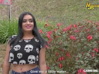 Julia cruz e lëngëshme bythë colombiana latine adoleshent merr njëpasnjëshëm në treshe jashtë xxx film video