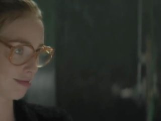 Freya mavor - la copine en la voiture avec lunettes et une flingue (2015)