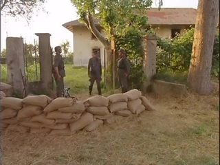 Niñas retenida cautivo, militar adulto presilla