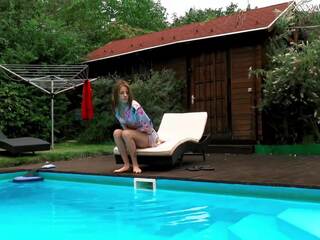 Ungarsk petite tynn femme fatale hermione naken i basseng