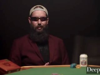 Deeper&period; gambler bets שלו מַקסִים אישה ב גבוה stake משחק מקדים